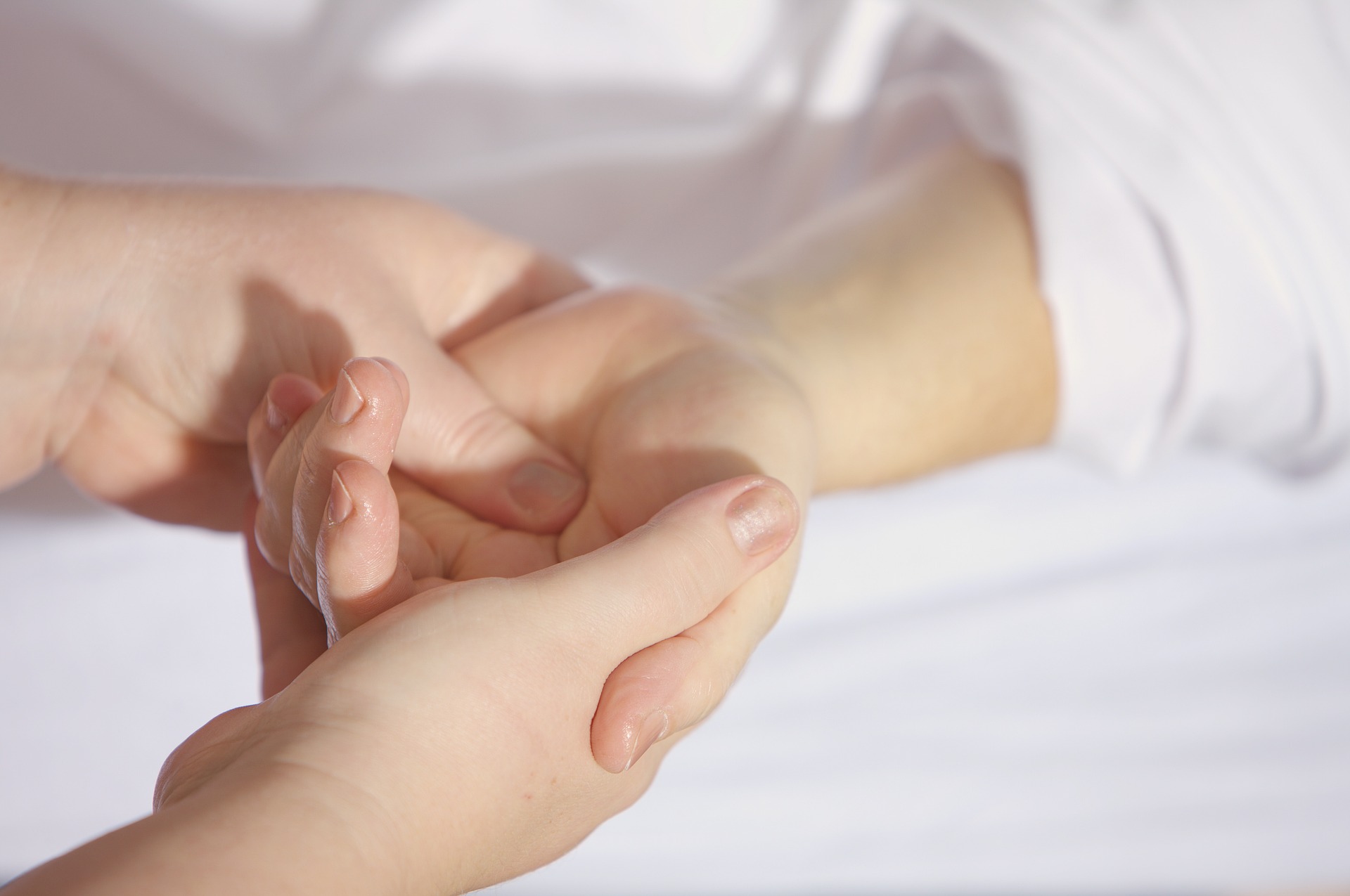 Left Hand Itching Meaning, Health Conditions and Prevention